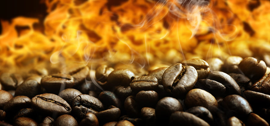 Hvorfor er det mer olje på mørkbrente kaffebønner?